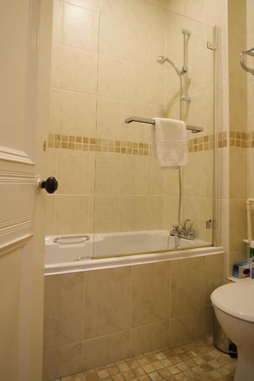 En suite bathroom with bathtub