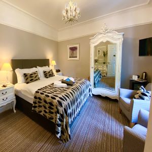 Lotus Silver, super king room with en suite bathroom
