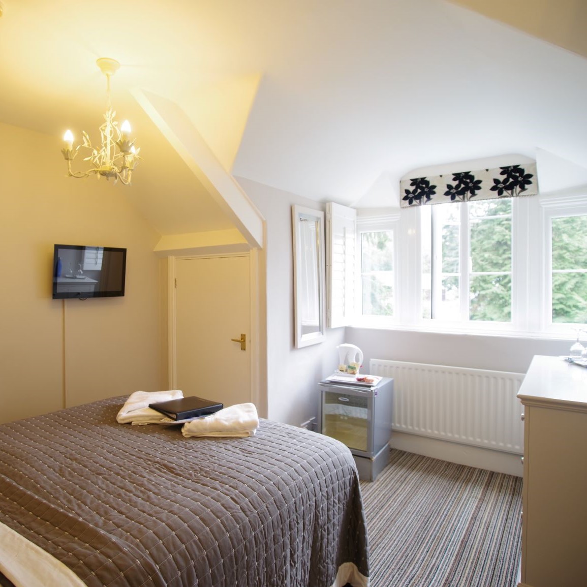 Daffodil Silver, king room with en suite bathroom