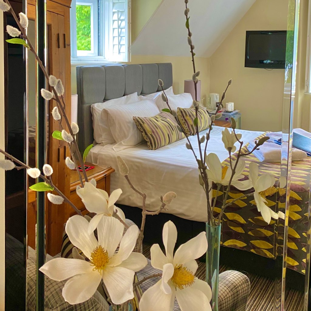 Daffodil Golden, king room with en suite bathroom